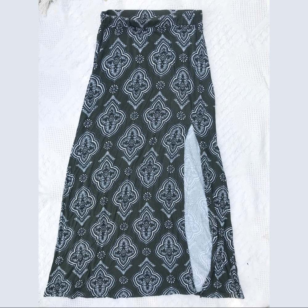 Green and white maxi skirt with slit